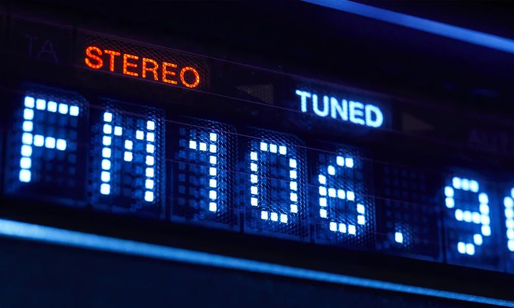 La fin du DAB+ en Suisse : comment continuer d’écouter la radio en voiture ? Focus sur l’adaptateur Noxon Road 2
