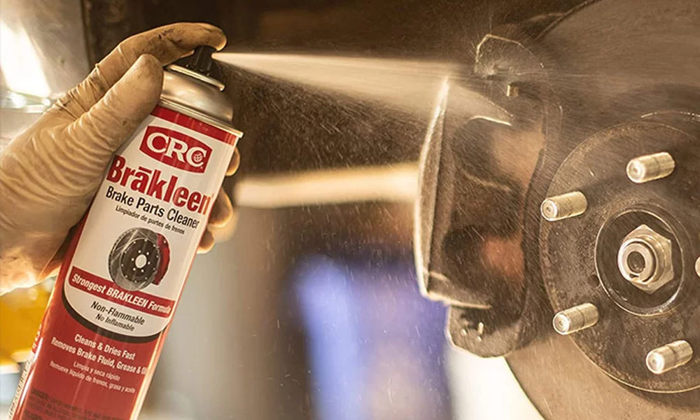 Nettoyant freins : l’outil indispensable pour l’atelier et l’efficacité du bricoleur moderne

